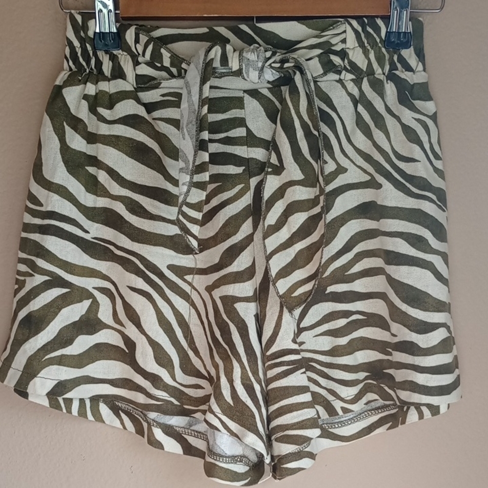 Modern Attraction Zebra Green And White Linen Blend Shorts Size S